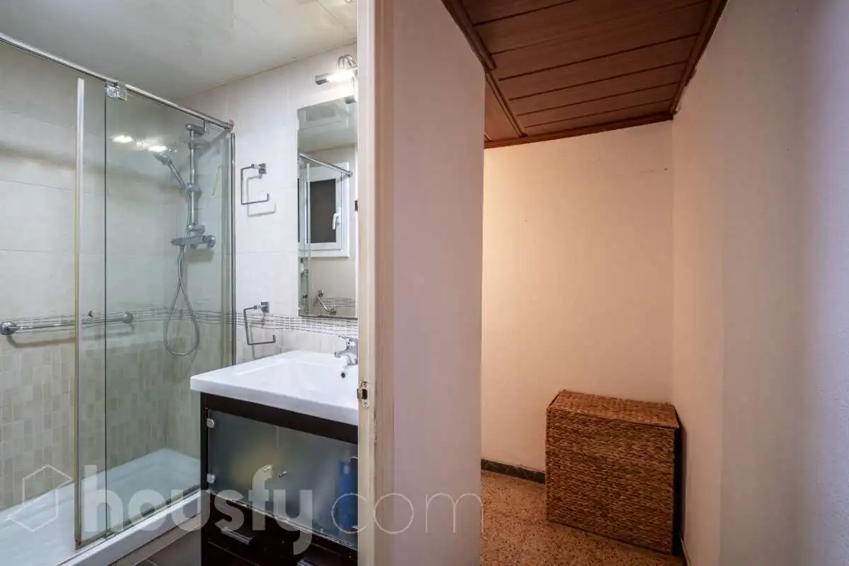 Badezimmer von Dachboden zum Verkauf in Barcelona mit Klimaanlage, Heizung und Terrasse