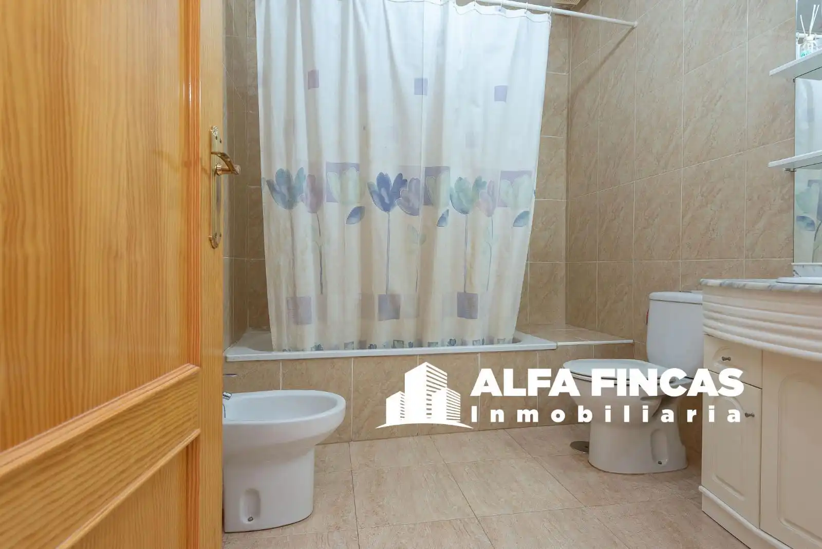 Außenansicht von Einfamilien-Reihenhaus zum Verkauf in Casasimarro mit Heizung und Privatgarten