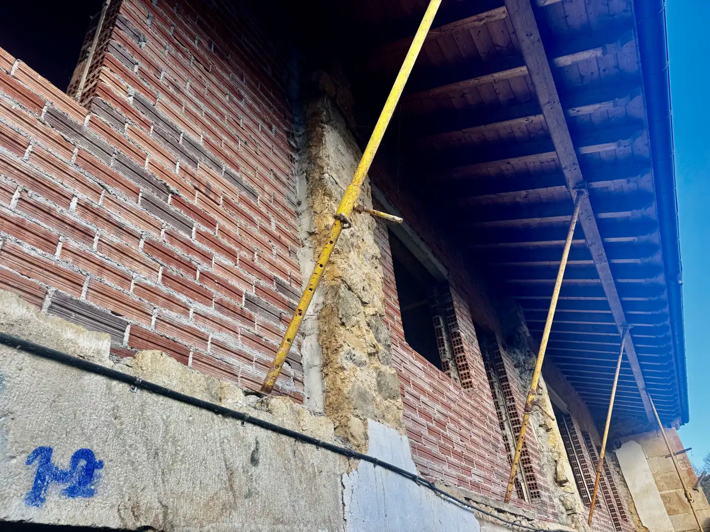 Vista exterior de Casa o xalet en venda en Villafufre amb Jardí privat