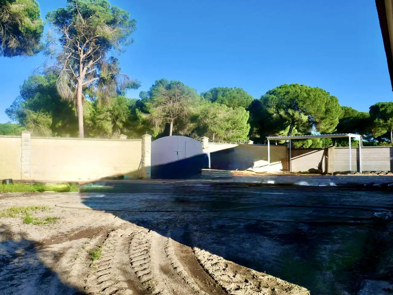 Vista exterior de Casa o xalet en venda en Hinojos amb Jardí privat i Moblat