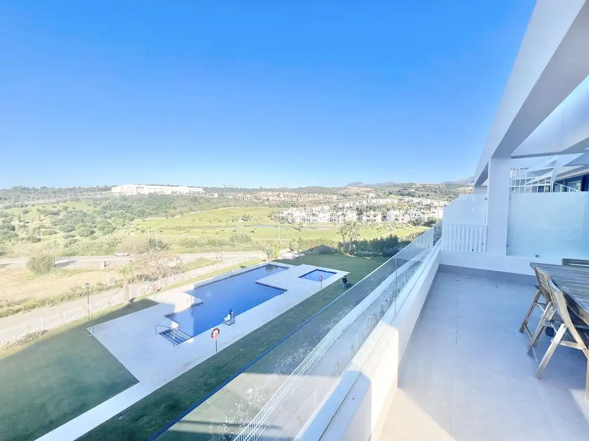 Piscina de Dúplex en venda en Estepona amb Aire condicionat, Terrassa i Traster