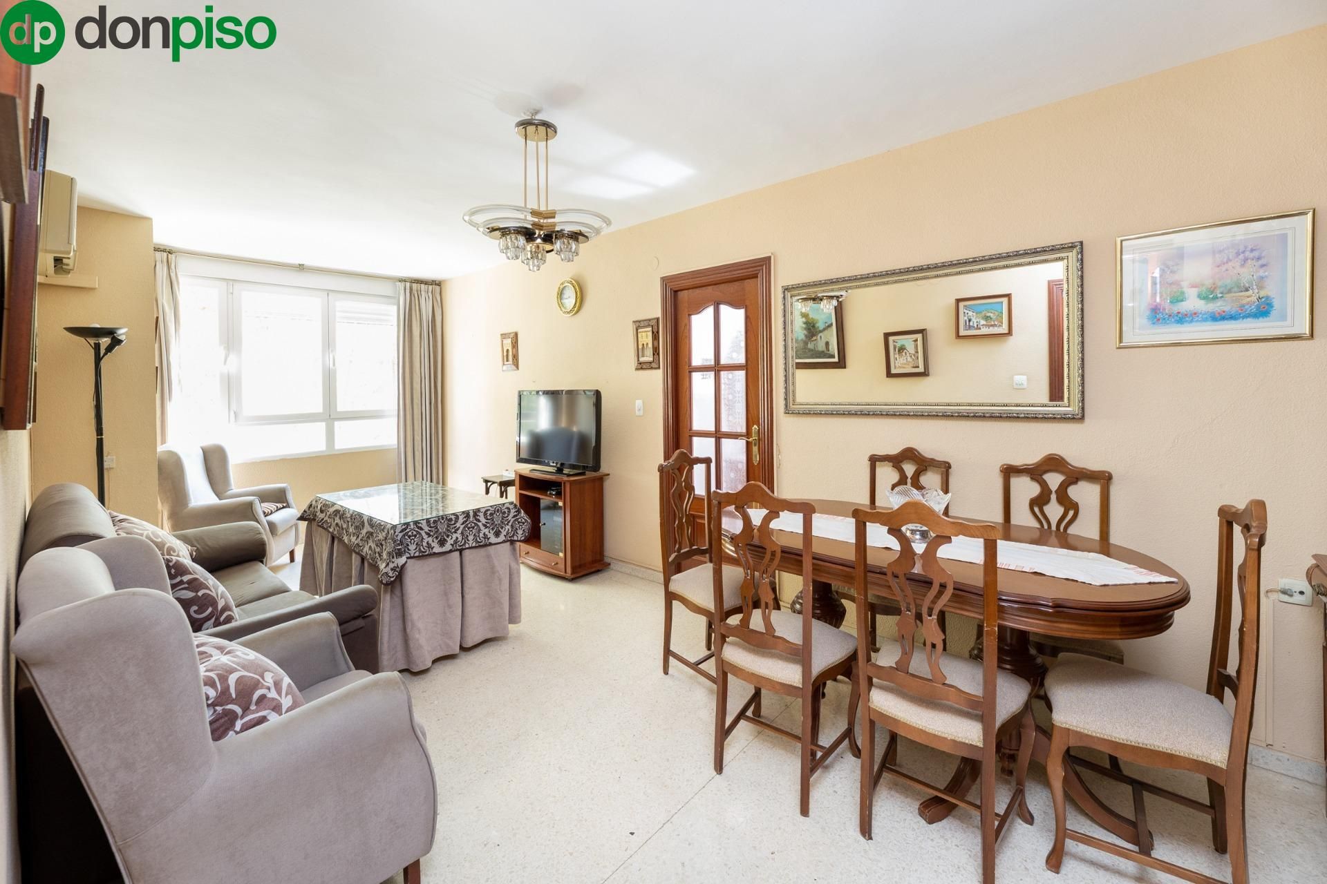 Dining room of Flat for sale in  Granada Capital