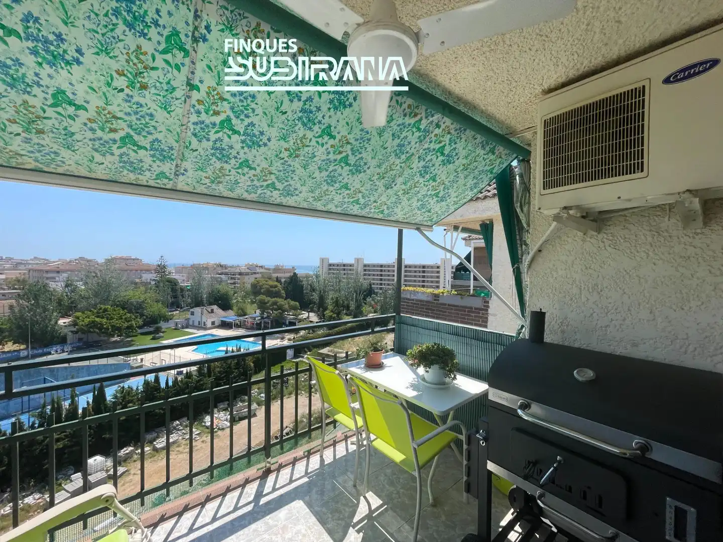 Vista exterior de Àtic en venda en Calafell amb Jardí privat, Terrassa i Piscina comunitària