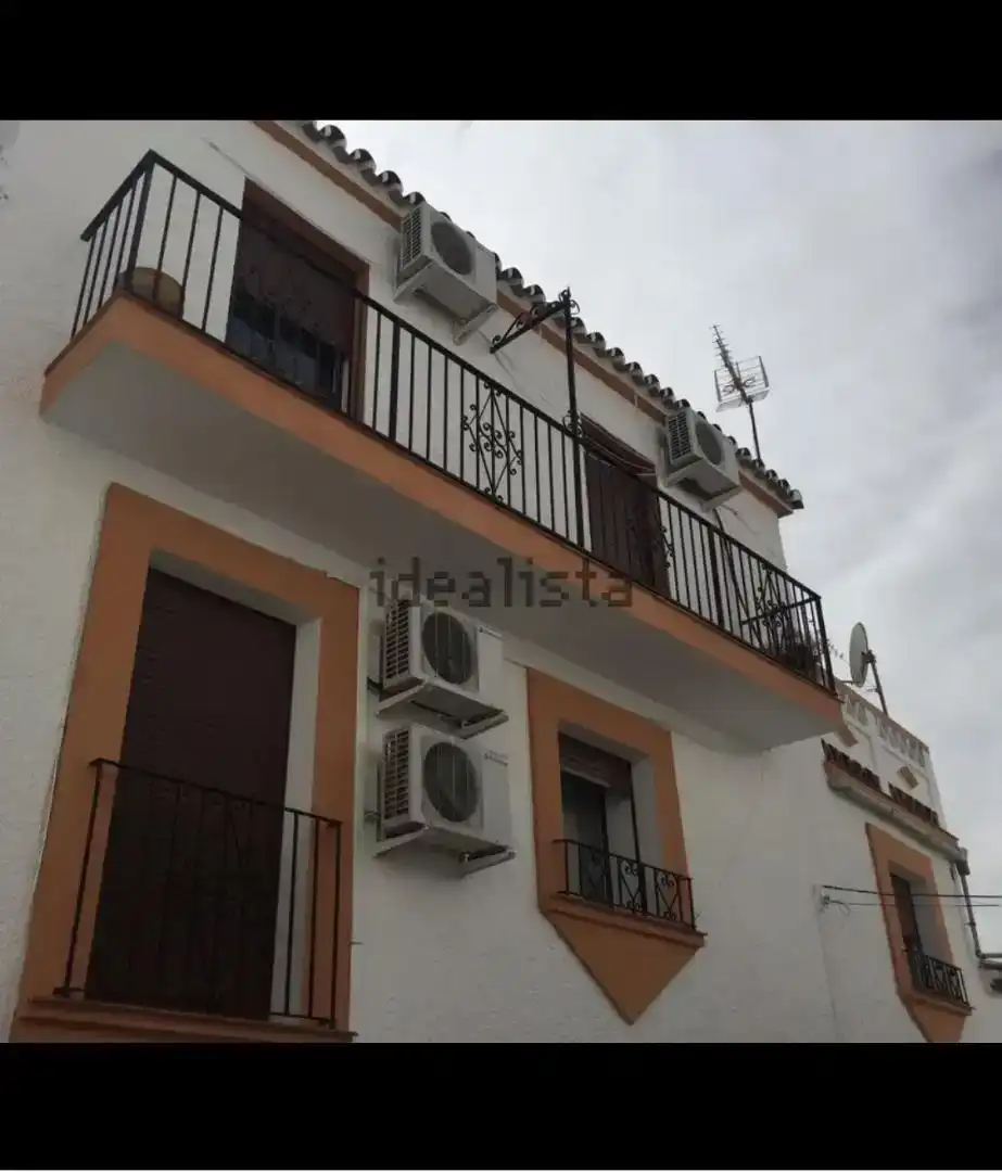 Außenansicht von Einfamilien-Reihenhaus zum Verkauf in Estepona mit Klimaanlage und Balkon