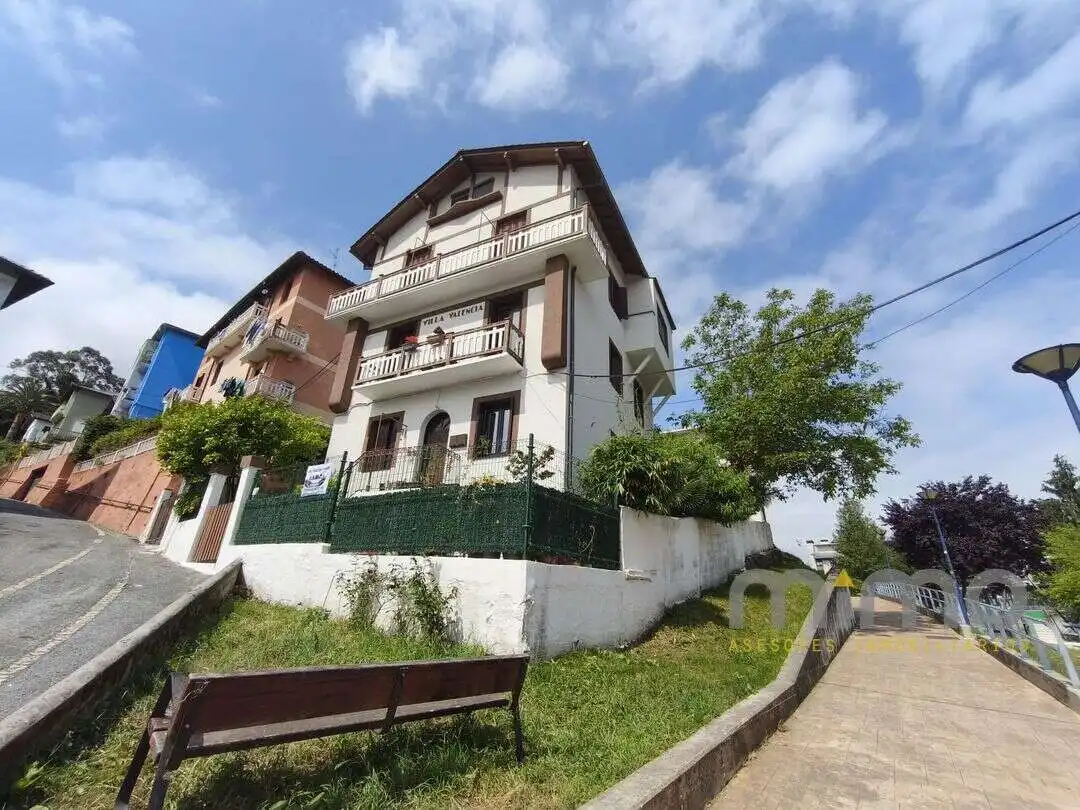 Vista exterior de Dúplex en venta en Errenteria con Calefacción, Trastero y Balcón