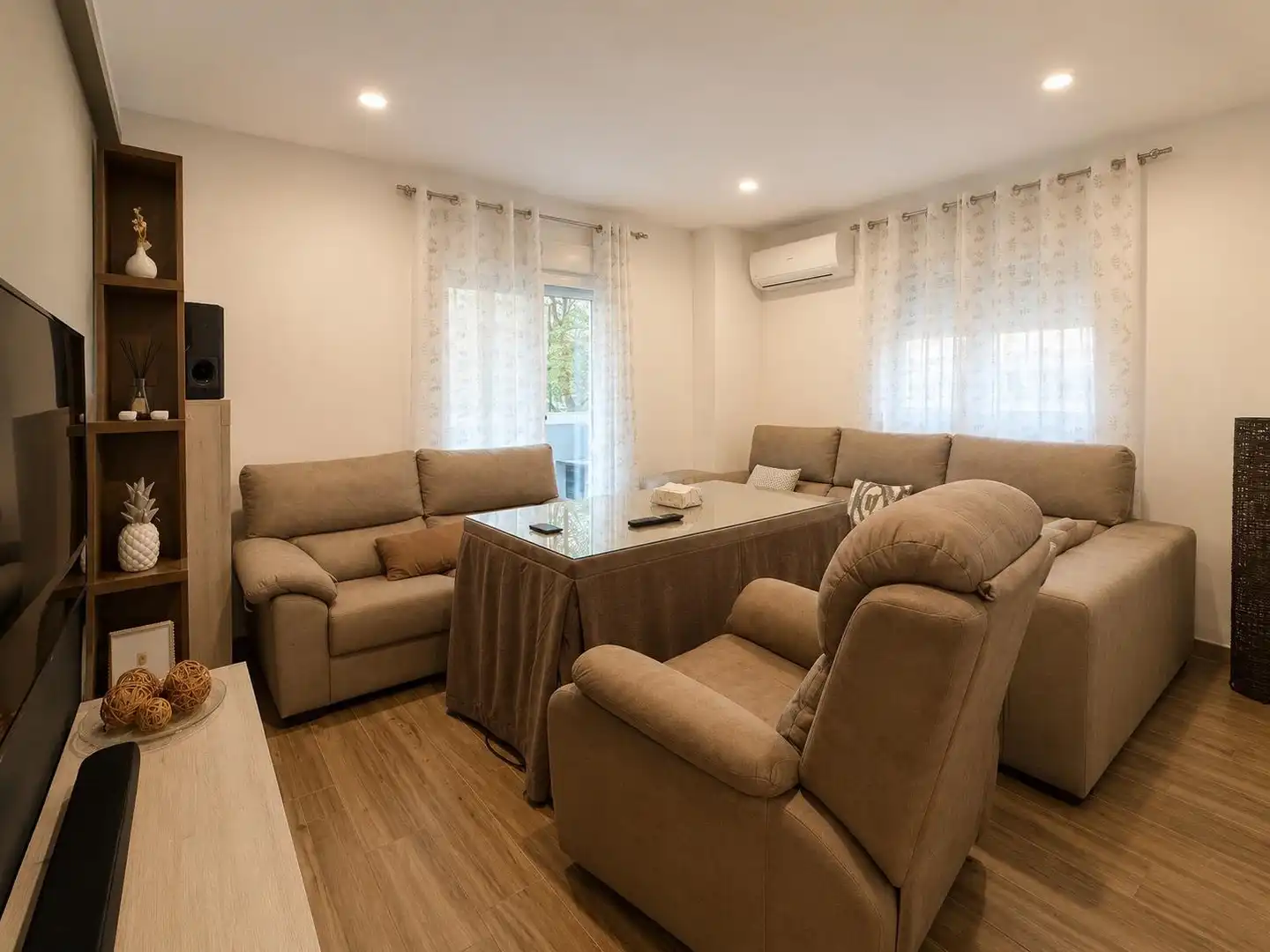 Living room of Flat for sale in Granada  with Air Conditioner, Heating and Terrace