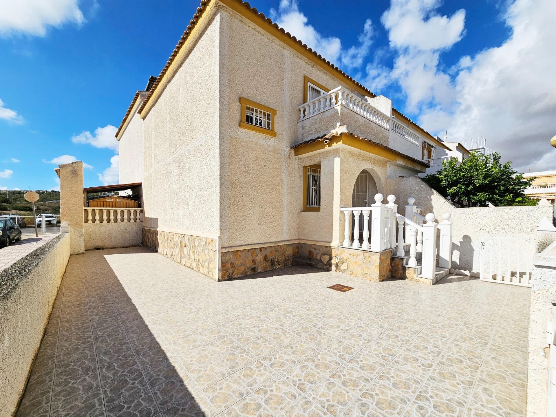 Vista exterior de Casa o xalet en venda en Santa Pola amb Aire condicionat, Calefacció i Jardí privat