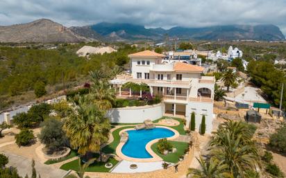 Vista exterior de Casa o xalet en venda en Benidorm amb Aire condicionat, Terrassa i Piscina