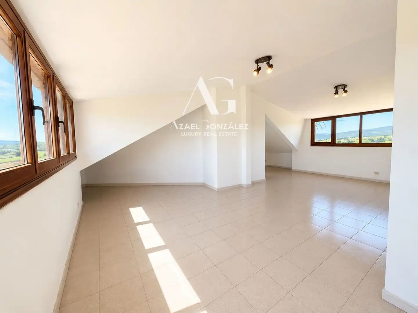 Sala d'estar de Casa o xalet en venda en Miengo amb Calefacció, Traster i Moblat