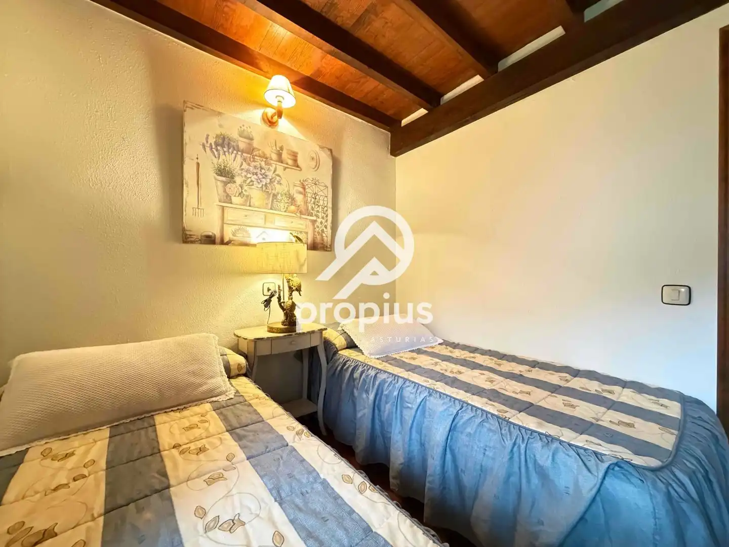 Habitación de Casa adosada en venta en Llanes con Calefacción, Trastero y Amueblado