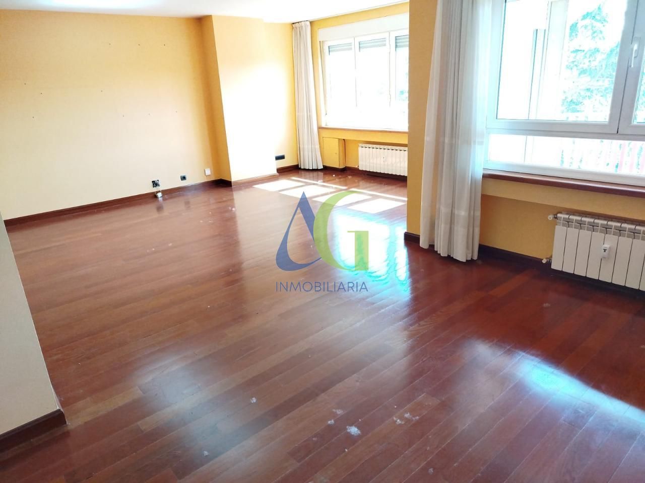 Sala d'estar de Pis en venda en León Capital  amb Calefacció, Parquet i Terrassa