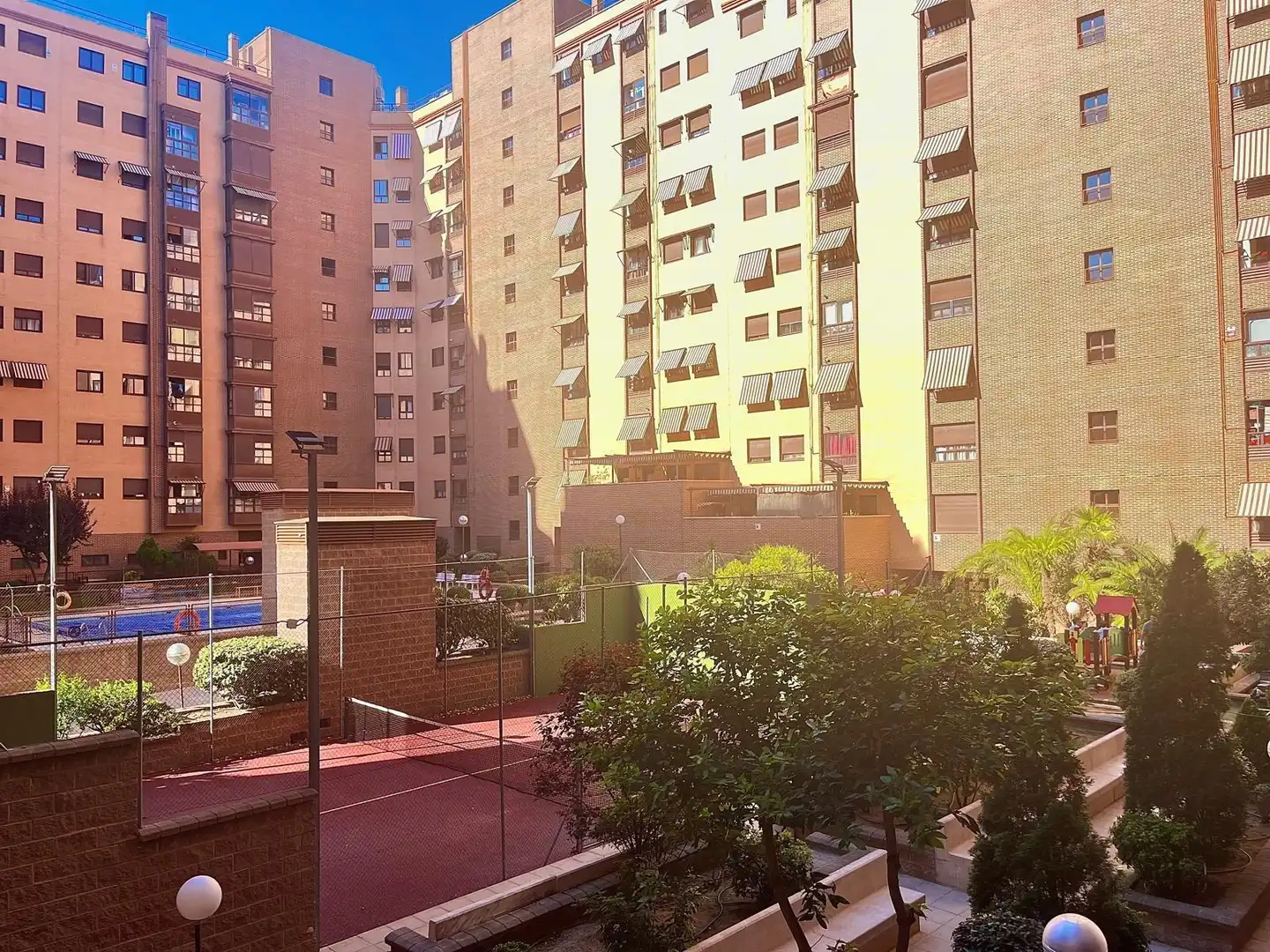 Vista exterior de Pis en venda en Madrid amb Calefacció, Jardí privat i Terrassa