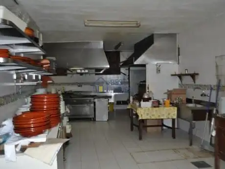 Cuina de Local en venda en Santovenia de la Valdoncina amb Aire condicionat, Parquet i Terrassa