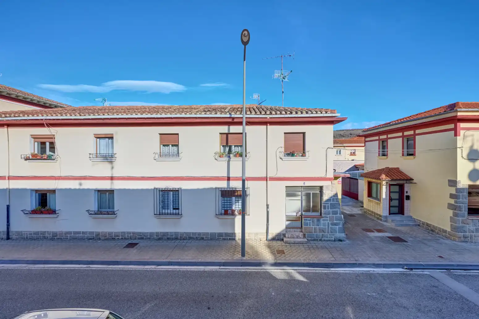 Außenansicht von Wohnung zum Verkauf in  Pamplona / Iruña mit Parkett, Terrasse und Abstellraum