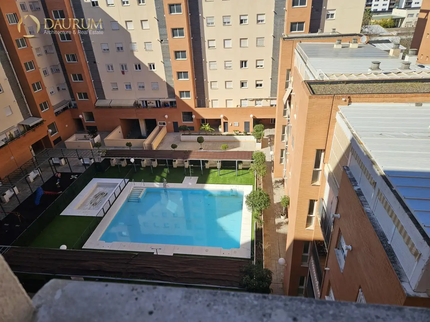 Piscina de Piso en venta en  Sevilla Capital con Calefacción, Piscina y Piscina comunitaria