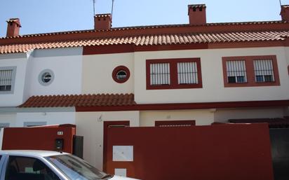 Vista exterior de Casa adosada en venda en Carrión de los Céspedes amb Terrassa