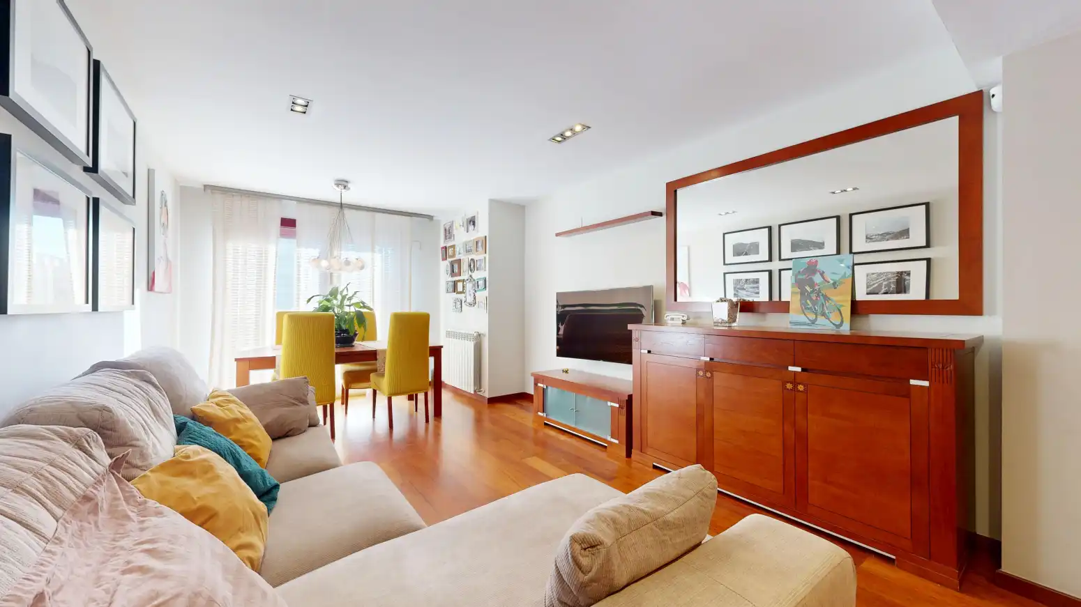 Living room of Flat for rent in Mislata  with Air Conditioner, Parquet flooring and Storage room