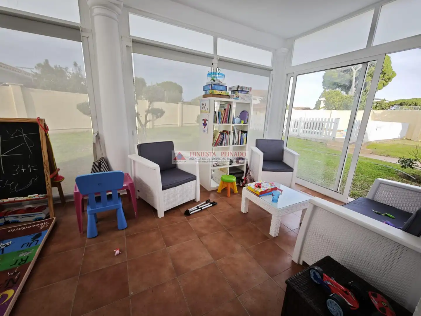 Sala d'estar de Casa o xalet en venda en El Puerto de Santa María amb Aire condicionat i Piscina