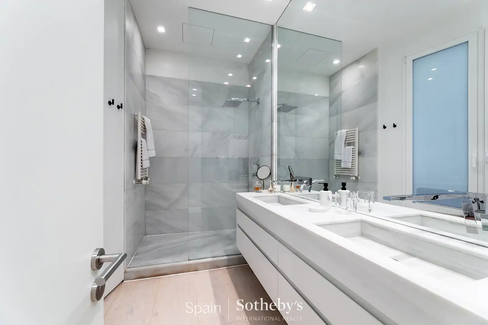 Badezimmer von Wohnungen zum Verkauf in Madrid mit Klimaanlage und Heizung