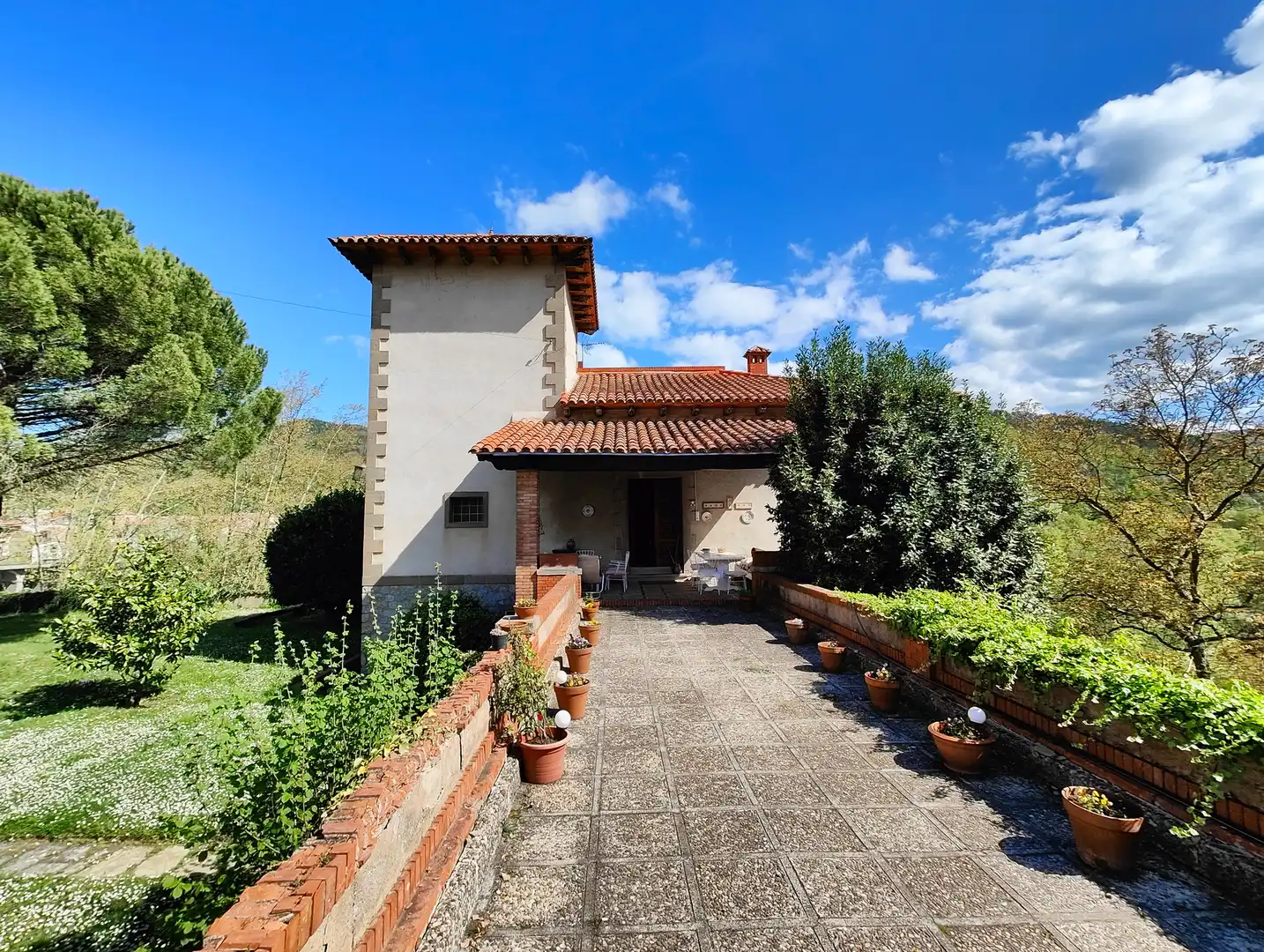 Vista exterior de Casa o xalet en venda en Sant Joan de les Abadesses amb Calefacció, Jardí privat i Terrassa