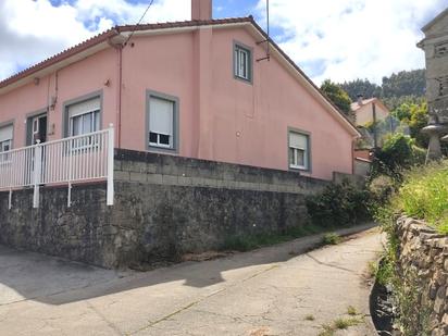 Vista exterior de Casa o xalet en venda en Cabana de Bergantiños amb Jardí privat, Parquet i Moblat