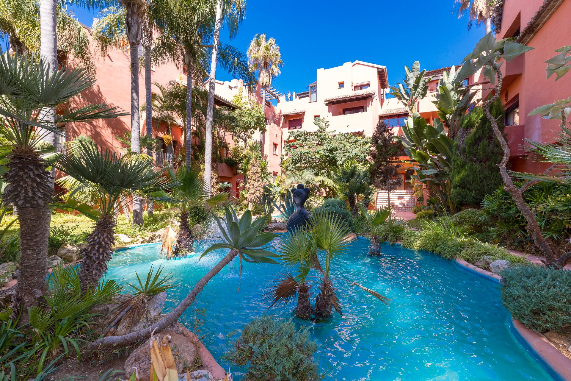 Piscina de Pis en venda en Marbella amb Aire condicionat, Calefacció i Terrassa