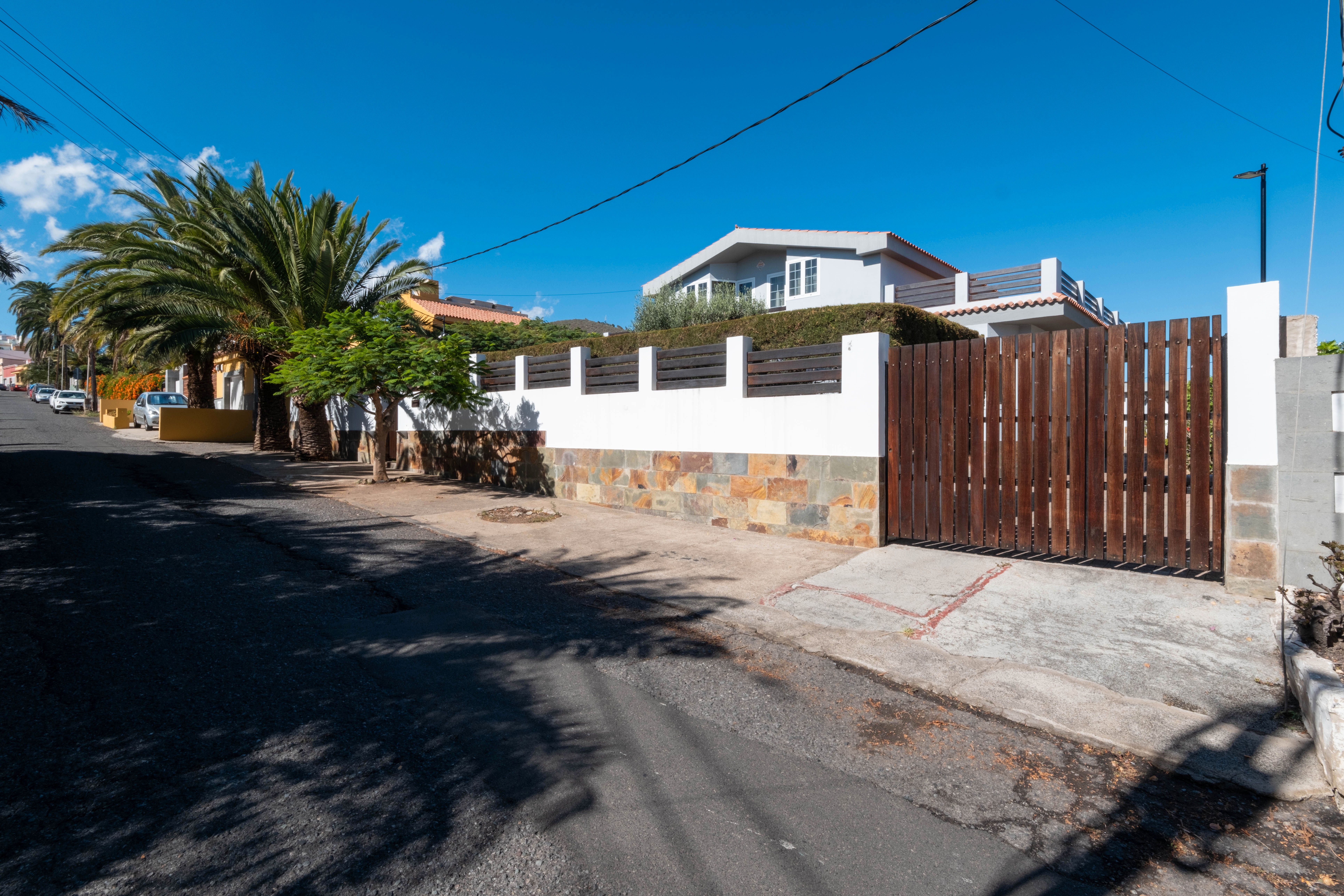 Vista exterior de Casa o xalet en venda en Las Palmas de Gran Canaria amb Jardí privat, Terrassa i Traster