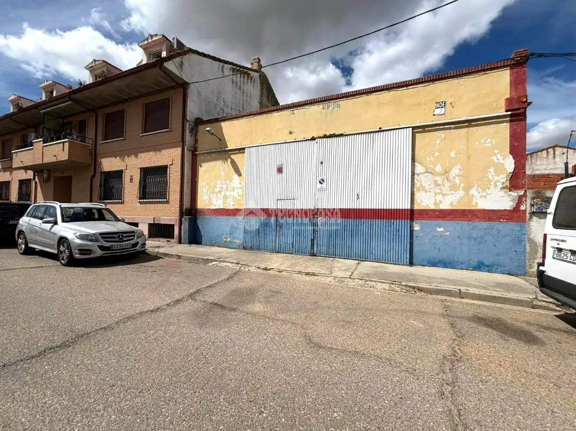 Vista exterior de Local en venta en Nava del Rey