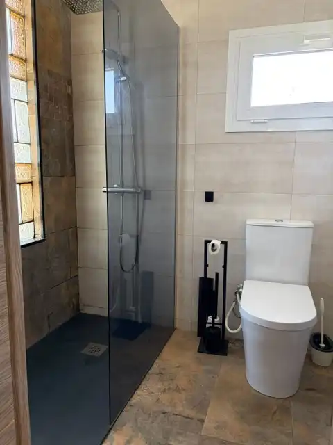 Badezimmer von Haus oder Chalet zum Verkauf in Els Hostalets de Pierola mit Klimaanlage, Heizung und Privatgarten