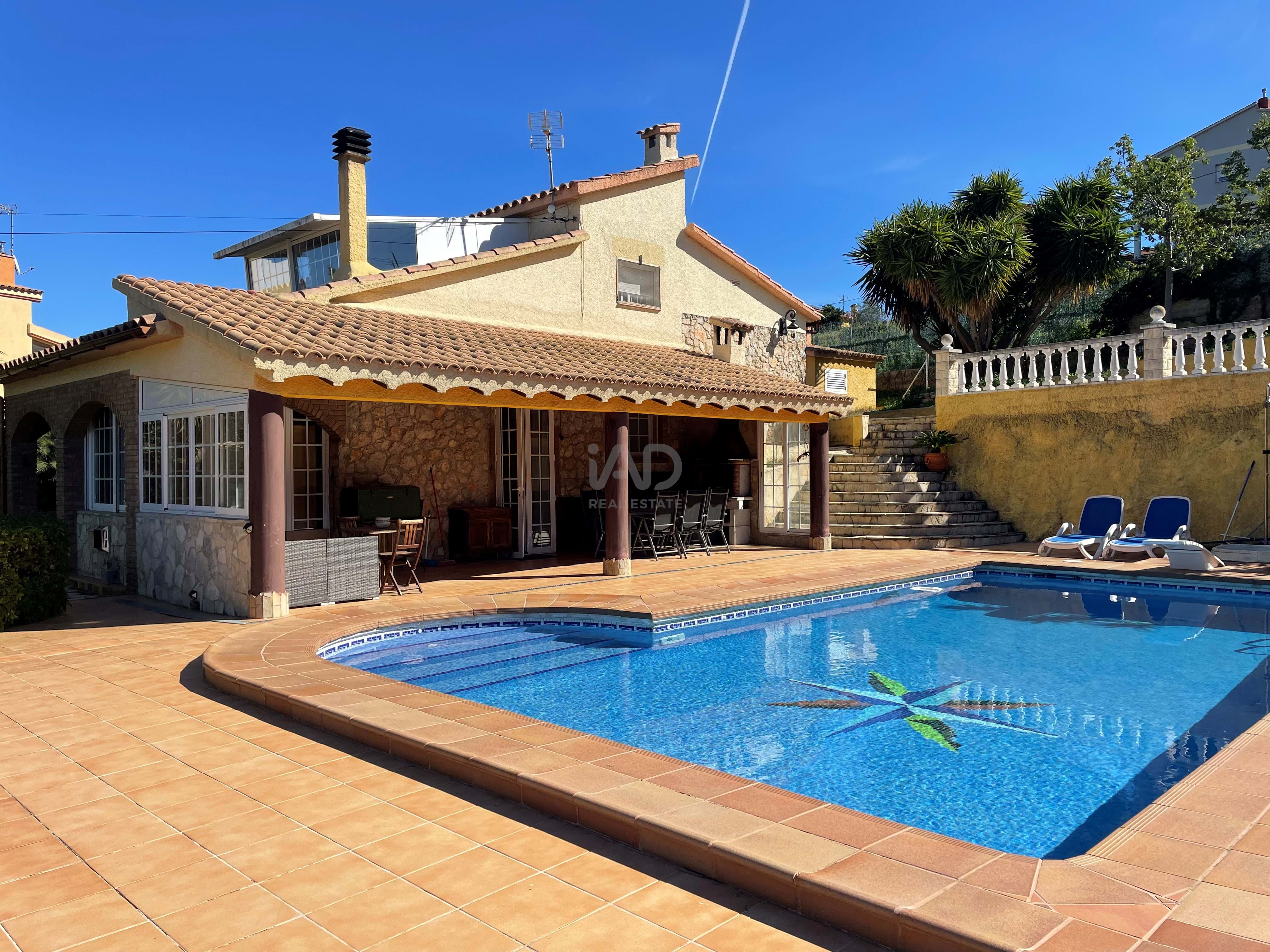 Vista exterior de Casa o xalet en venda en La Bisbal del Penedès amb Aire condicionat, Calefacció i Terrassa