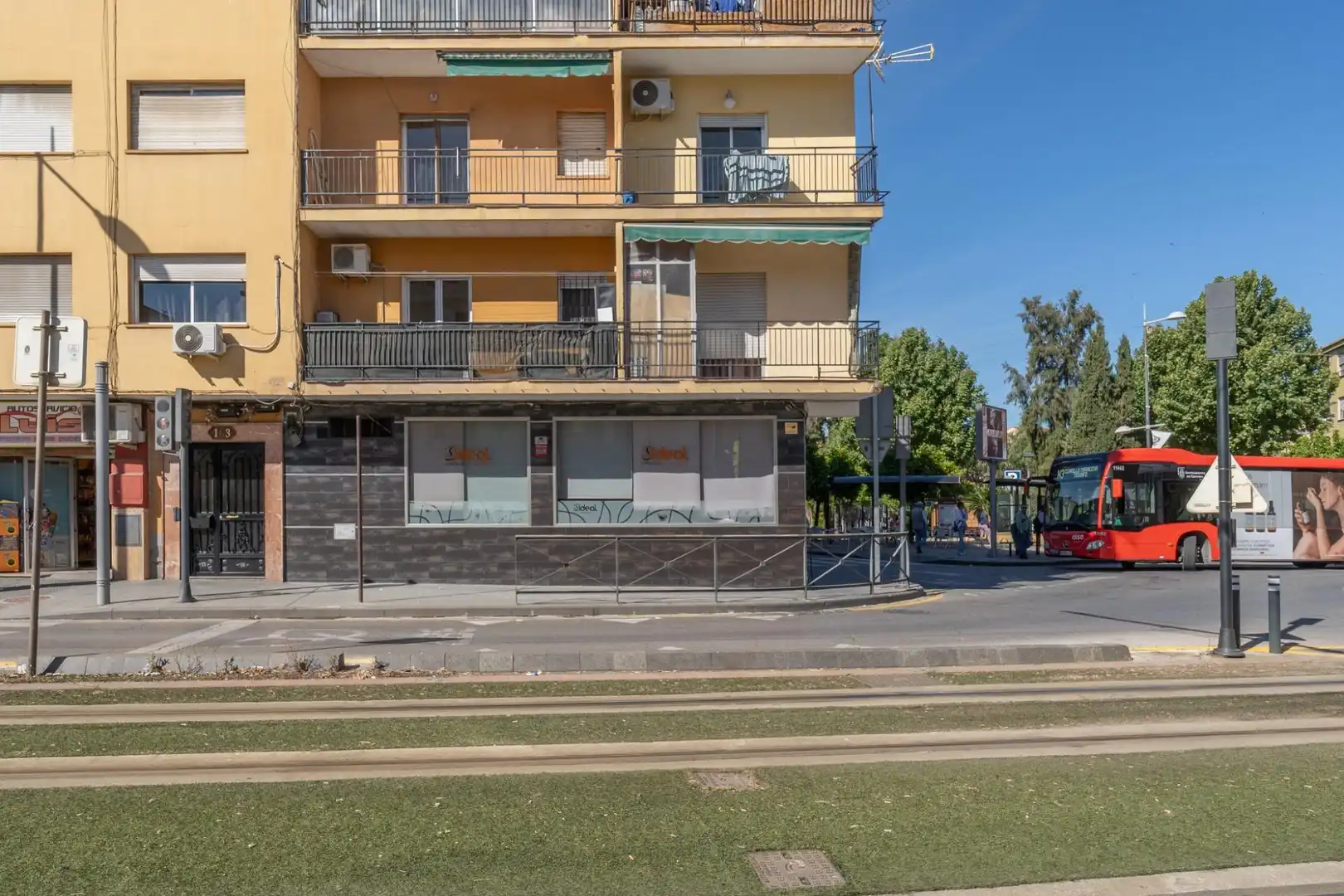 Vista exterior de Pis en venda en Granada amb Balcó