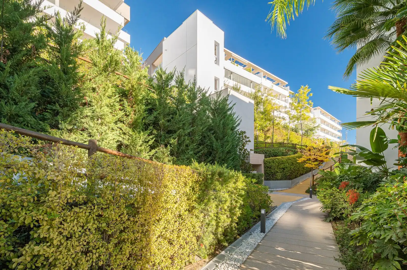 Vista exterior de Dúplex en venta en Benahavís con Aire acondicionado, Terraza y Trastero