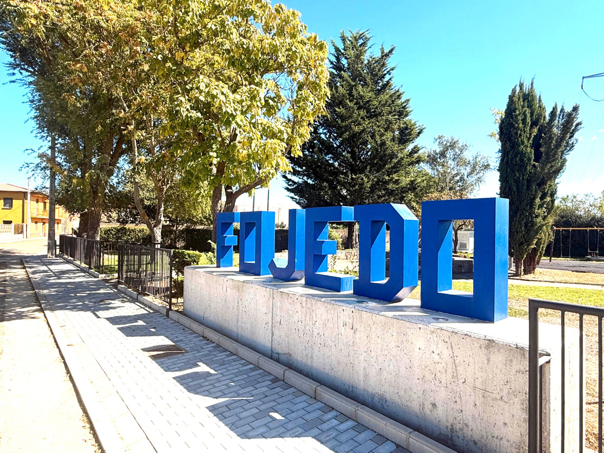 Vista exterior de Casa o xalet en venda en Villadangos del Páramo amb Calefacció, Jardí privat i Terrassa
