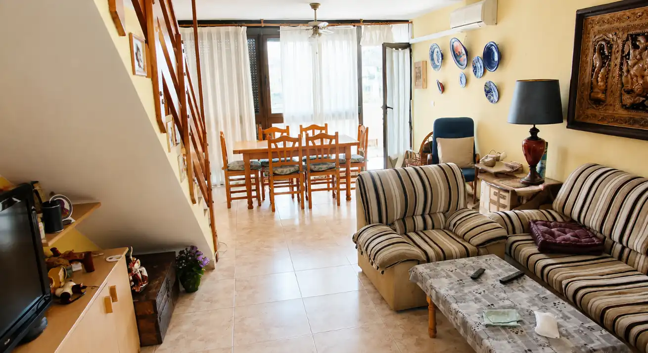 Wohnzimmer von Einfamilien-Reihenhaus zum Verkauf in Benicasim / Benicàssim mit Klimaanlage, Privatgarten und Terrasse