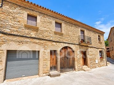 Casa rústica con balcón en venta en Castellgalí