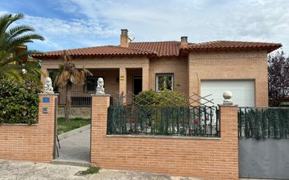 Exterior view of House or chalet for sale in El Viso de San Juan  with Swimming Pool