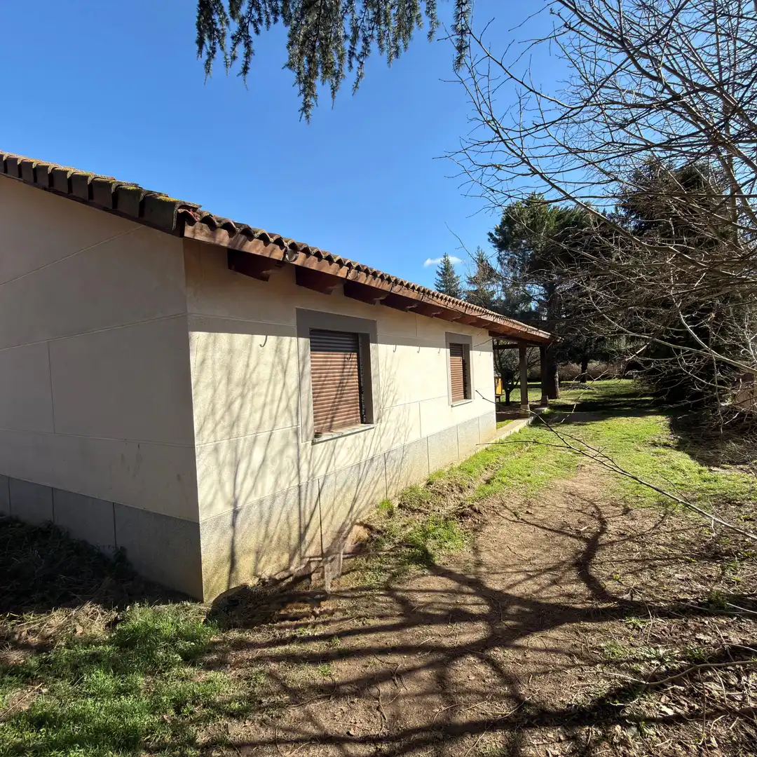 Vista exterior de Casa o xalet en venda en Garrafe de Torío amb Jardí privat i Traster