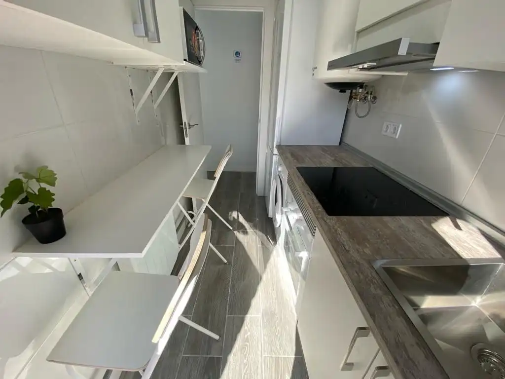 Room in Calle Encarnación Oviol, 43, Los Rosales