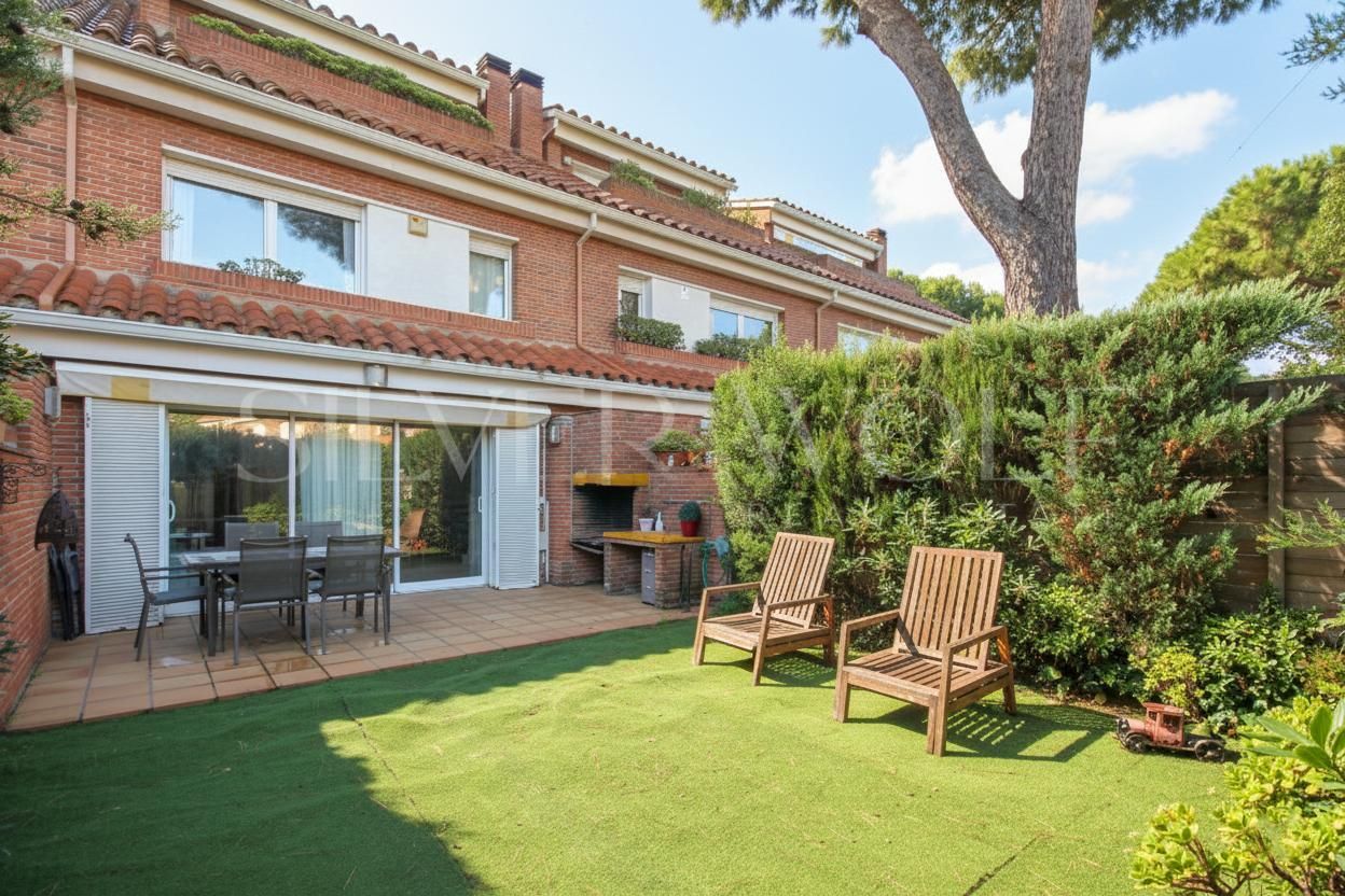 Jardí de Casa adosada en venda en Gavà amb Aire condicionat, Calefacció i Jardí privat