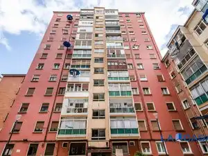 Außenansicht von Wohnung zum Verkauf in Bilbao  mit Heizung und Balkon