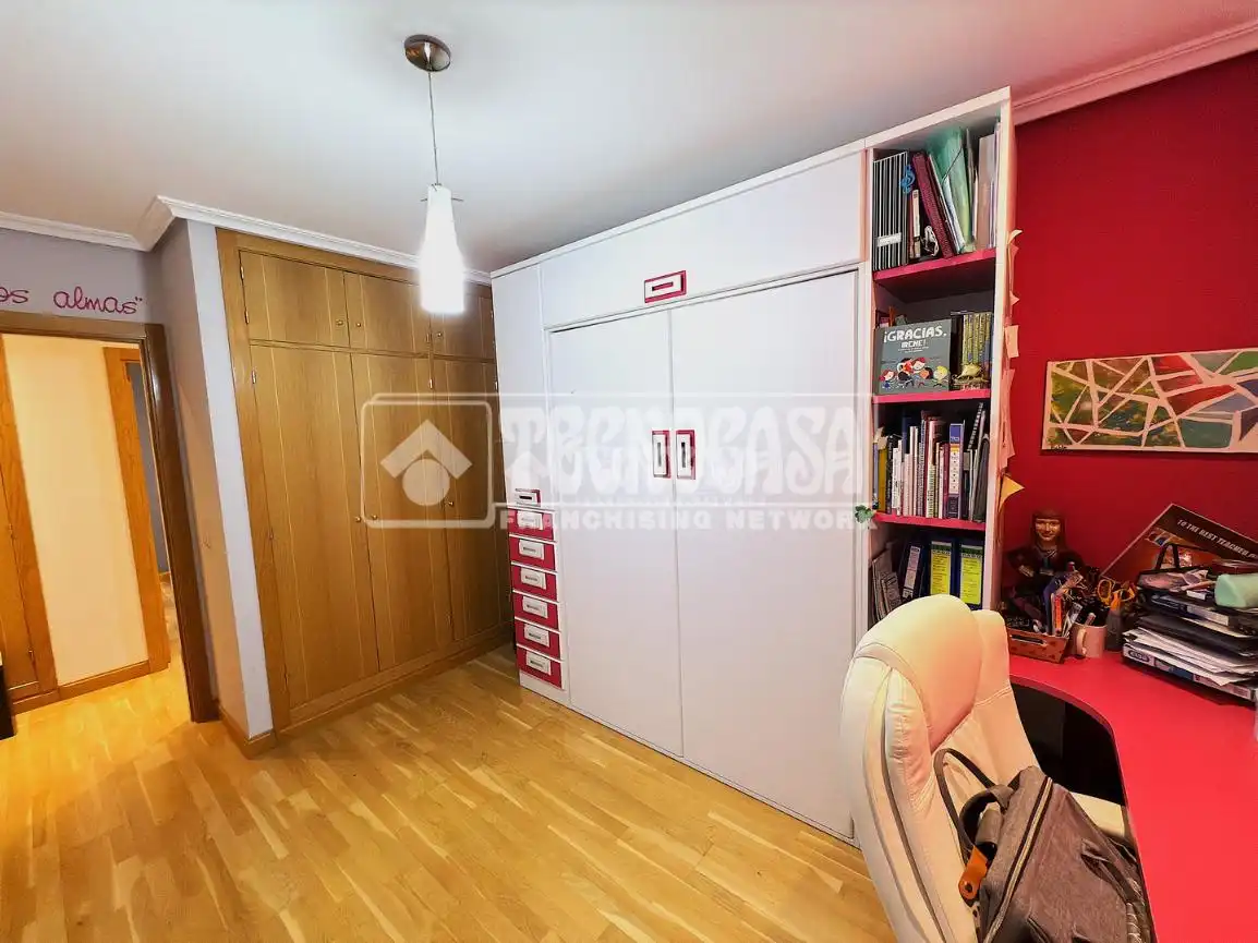 Wohnung zum Verkauf in Cuenca mit Klimaanlage und Parkett