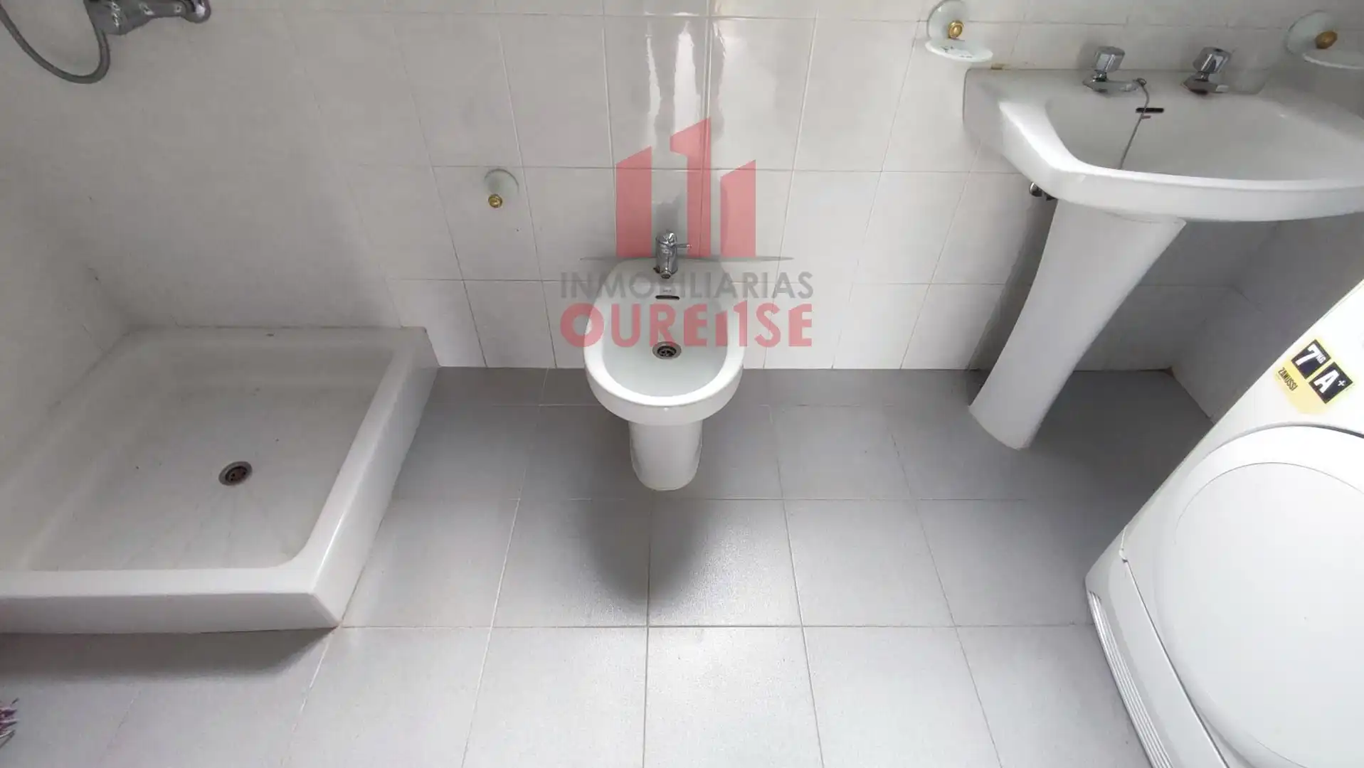 Bany de Casa o xalet en venda en Ourense Capital  amb Calefacció i Jardí privat
