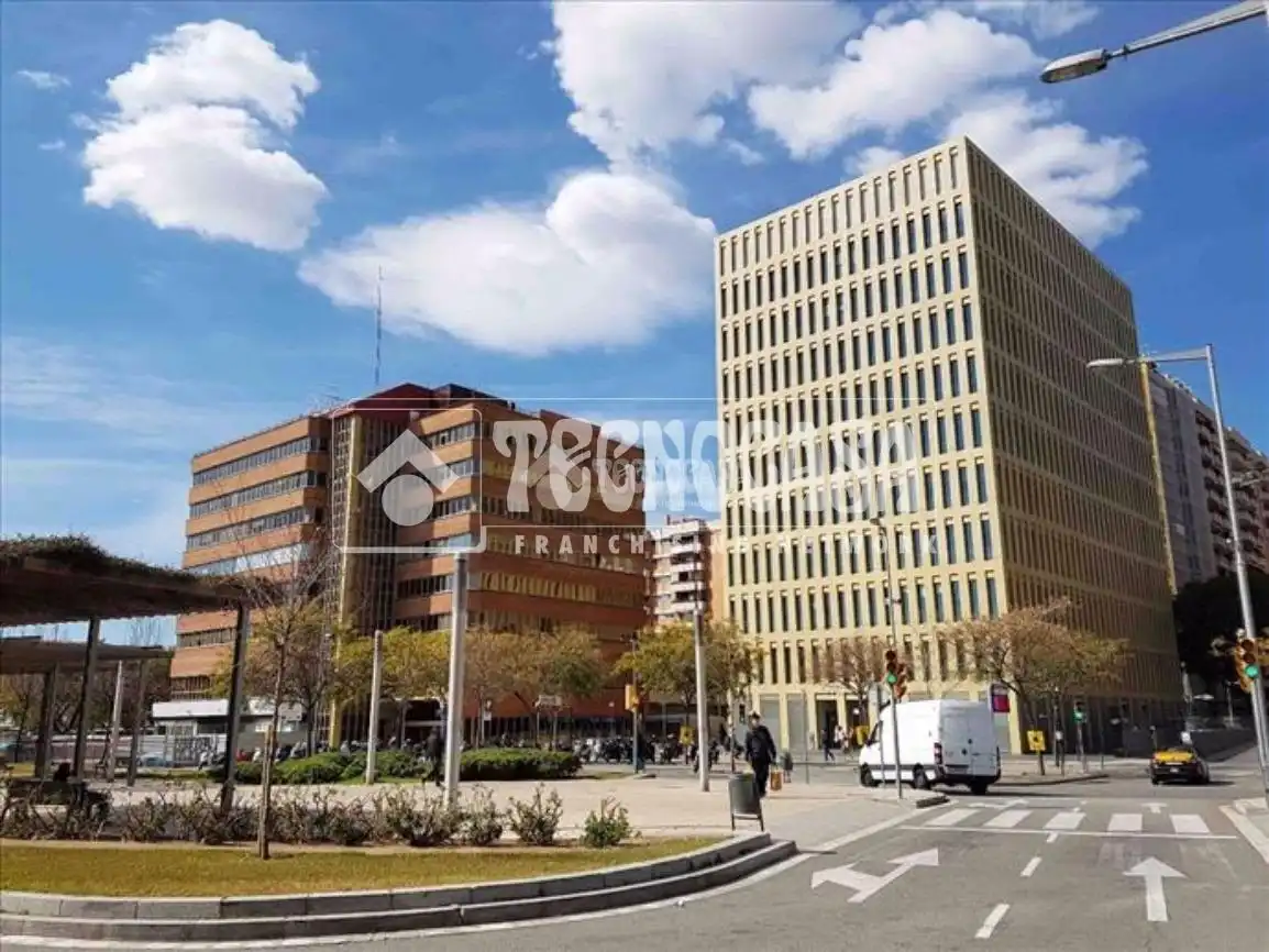Vista exterior de Piso en venta en L'Hospitalet de Llobregat con Balcón