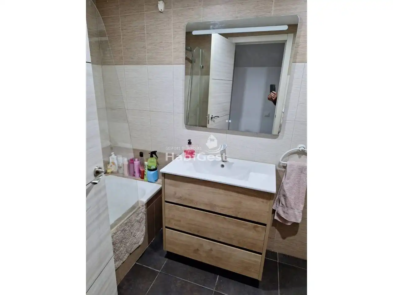 Badezimmer von Maisonette zum Verkauf in Sils mit Klimaanlage, Terrasse und Gemeinschaftspool