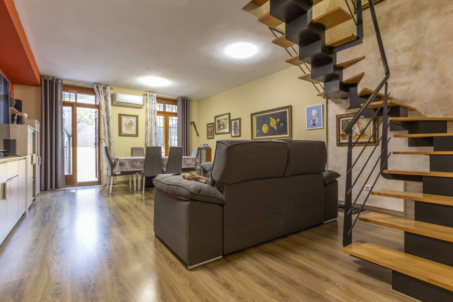 Wohnzimmer von Wohnung zum Verkauf in Massalfassar mit Klimaanlage, Privatgarten und Parkett