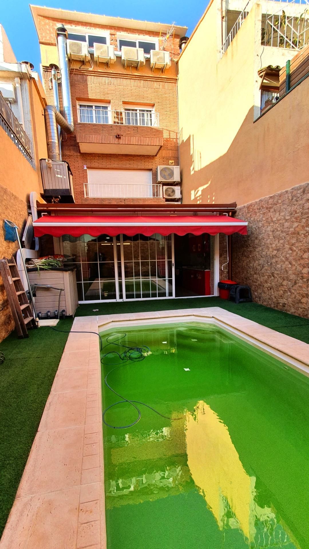 Piscina de Casa o xalet en venda en Sabadell amb Aire condicionat, Jardí privat i Piscina