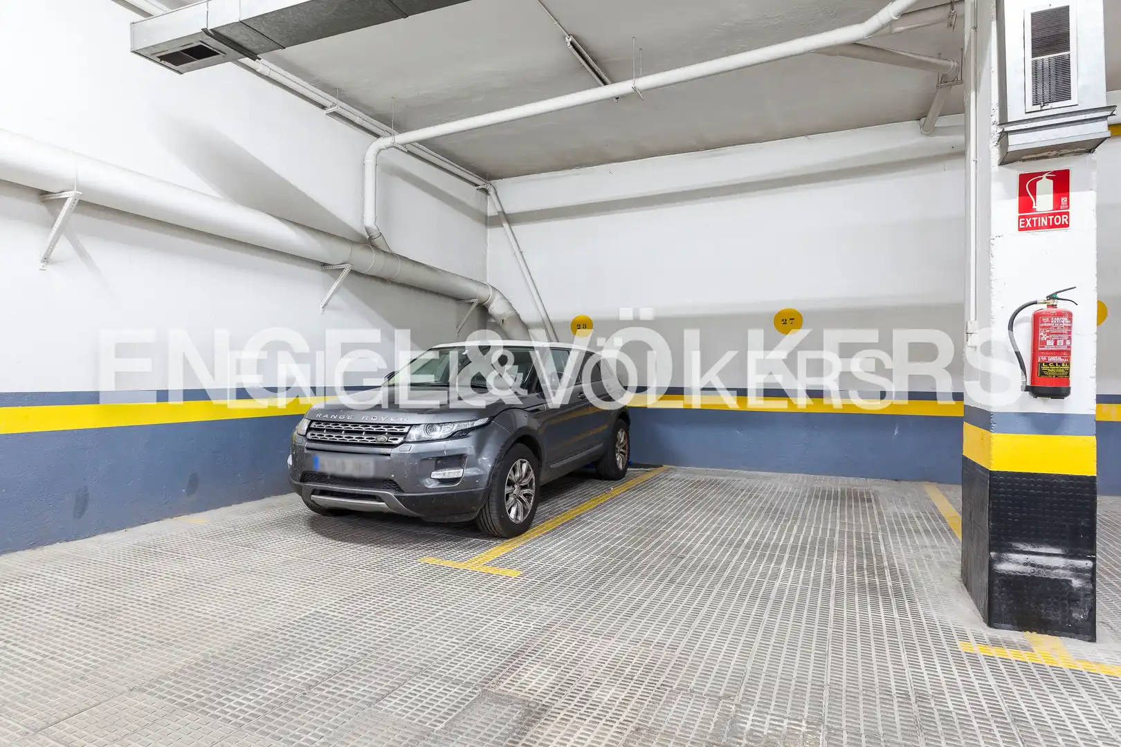 Parking of Flat for rent in Madrid  with Air Conditioner, Heating and Parquet flooring