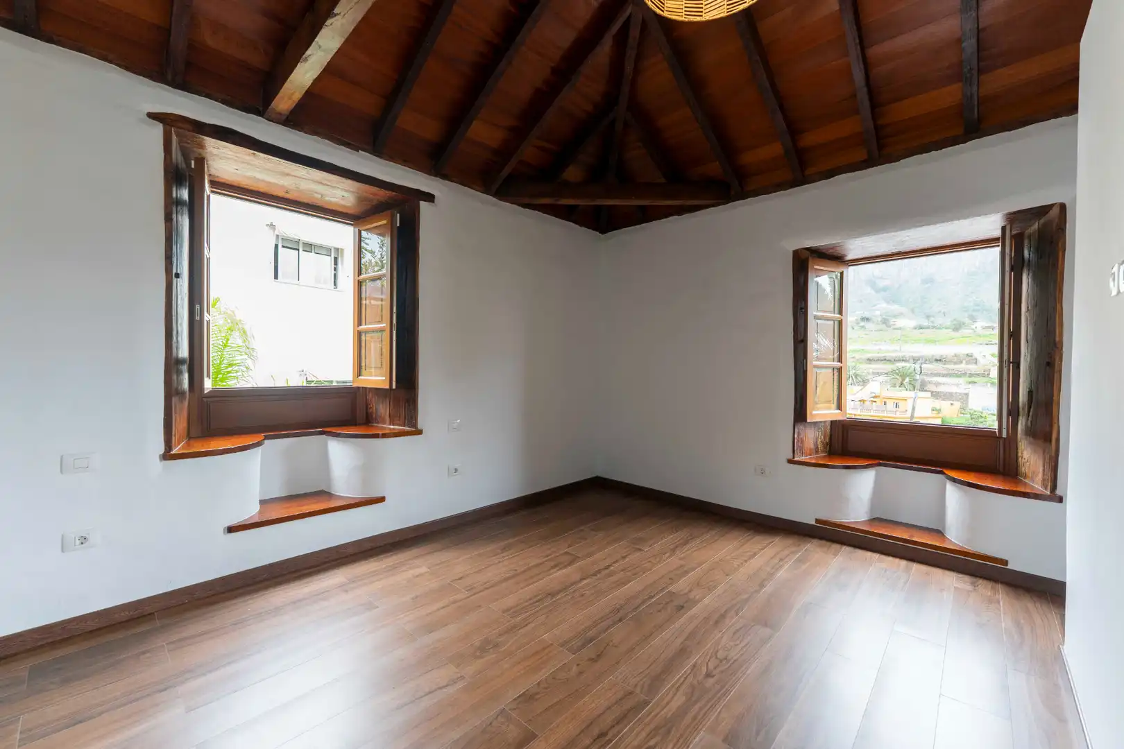 Dormitori de Finca rústica en venda en Los Realejos amb Parquet, Terrassa i Balcó