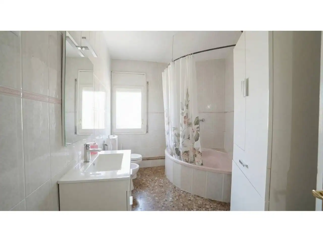 Baño de Casa adosada en venta en Ripollet con Aire acondicionado, Calefacción y Jardín privado
