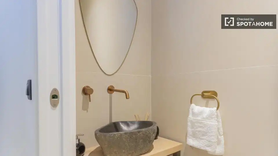 Bathroom of Flat for rent in Valencia  with Air Conditioner, Heating and Furnished